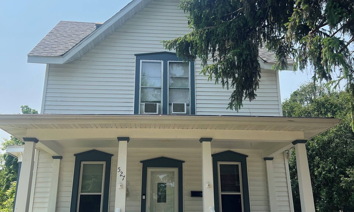 Eau Claire House | Charming 4-bedroom house with WiFi in Eau Claire near Water Street and Campus.