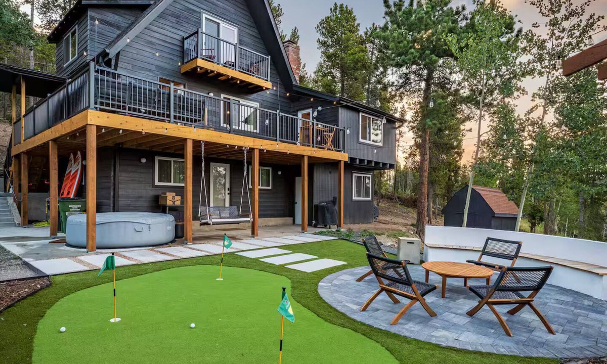 Evergreen House | Charming 4-bedroom house in Evergreen perfect for your getaway