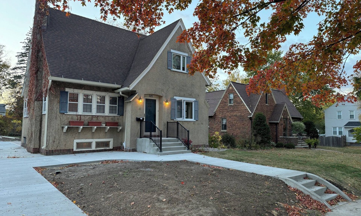 Rochester House | Charming 4-bedroom house with 3 king/1 full beds, 2 full baths, AC, Wifi, Patio
