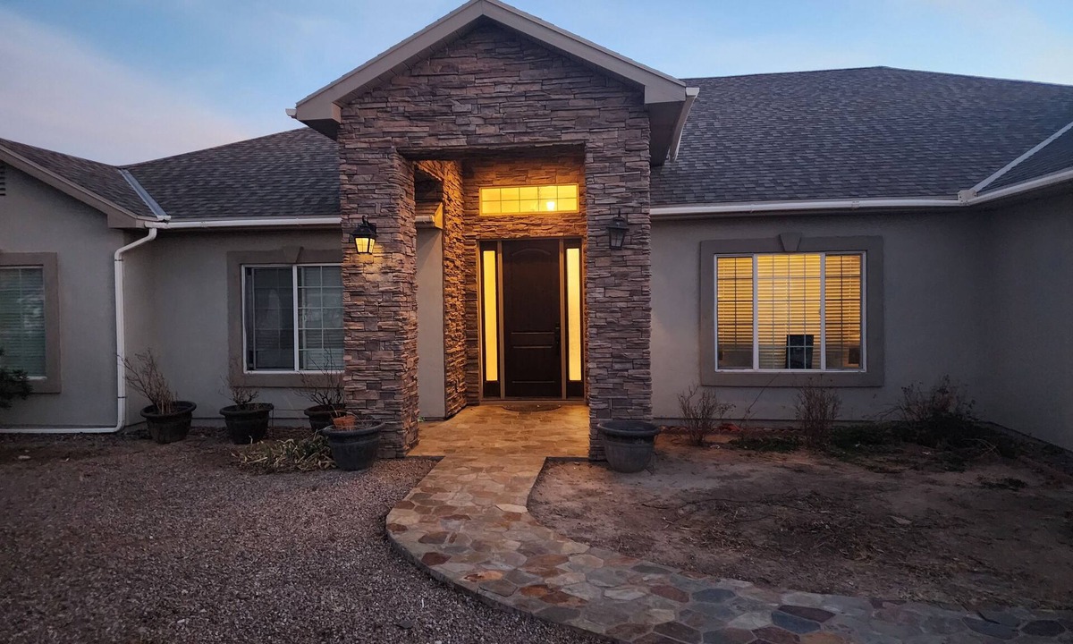 Thatcher House | Charming 4-bedroom house with WiFi and AC in wonderful Thatcher