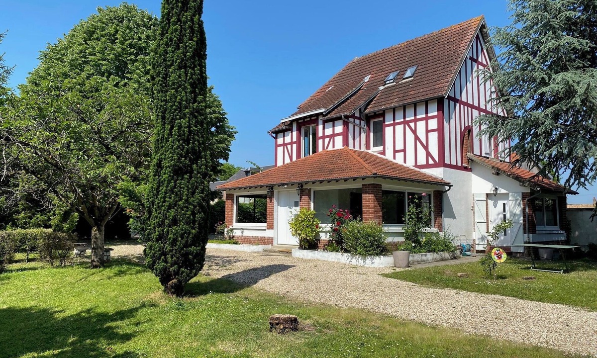 Poses House | Charming 4 bedroom house for rent in the pretty village of Poses - on the banks of the Seine