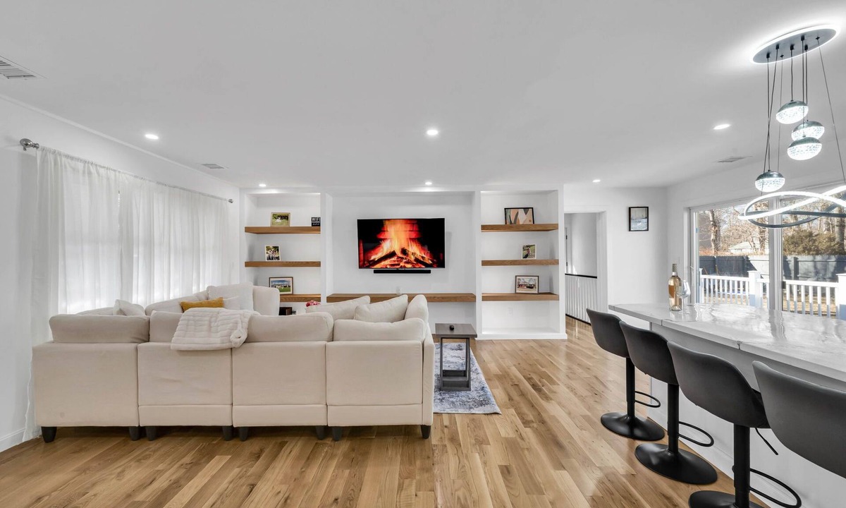 Shirley House | Charming 4-bedroom house with WiFi and fitness room in lovely Mastic: