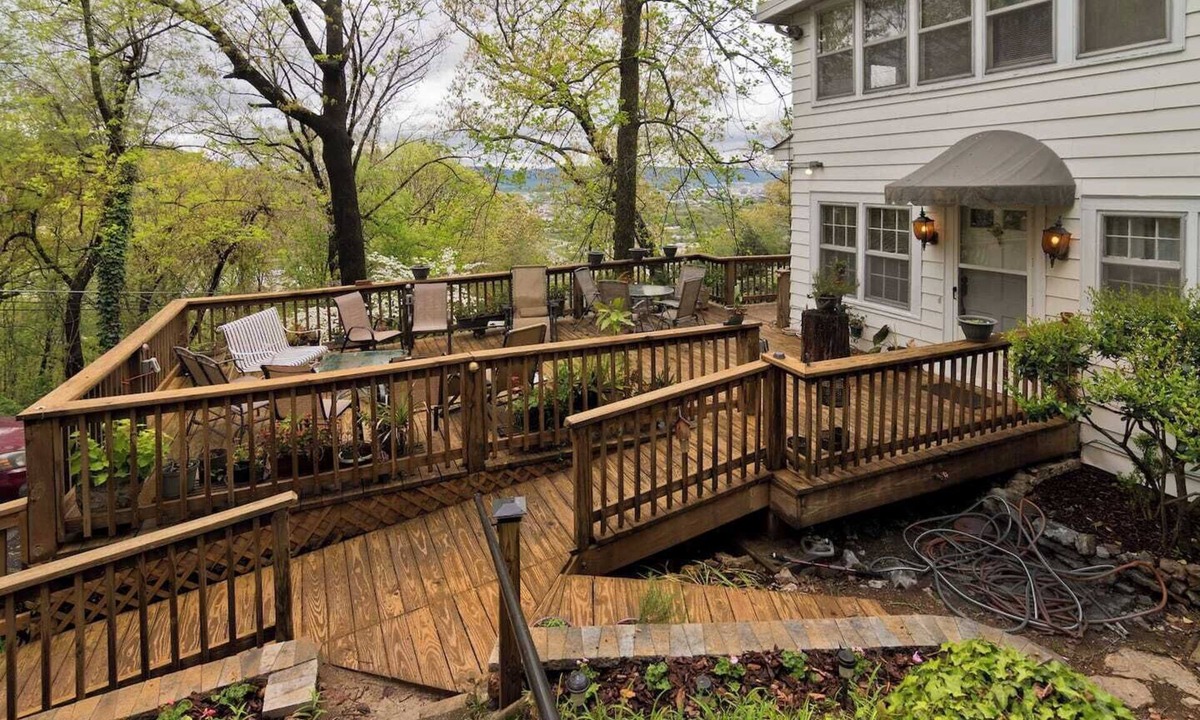 Missionary Ridge Bed & Breakfast | Charming 4-bedroom flat in peaceful Chattanooga Missionary Ridge neighborhood