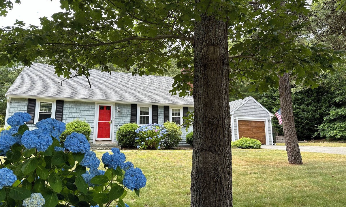 East Harwich House | Charming 4 BR house with AC and WiFi and outdoor shower in enchanting Harwich