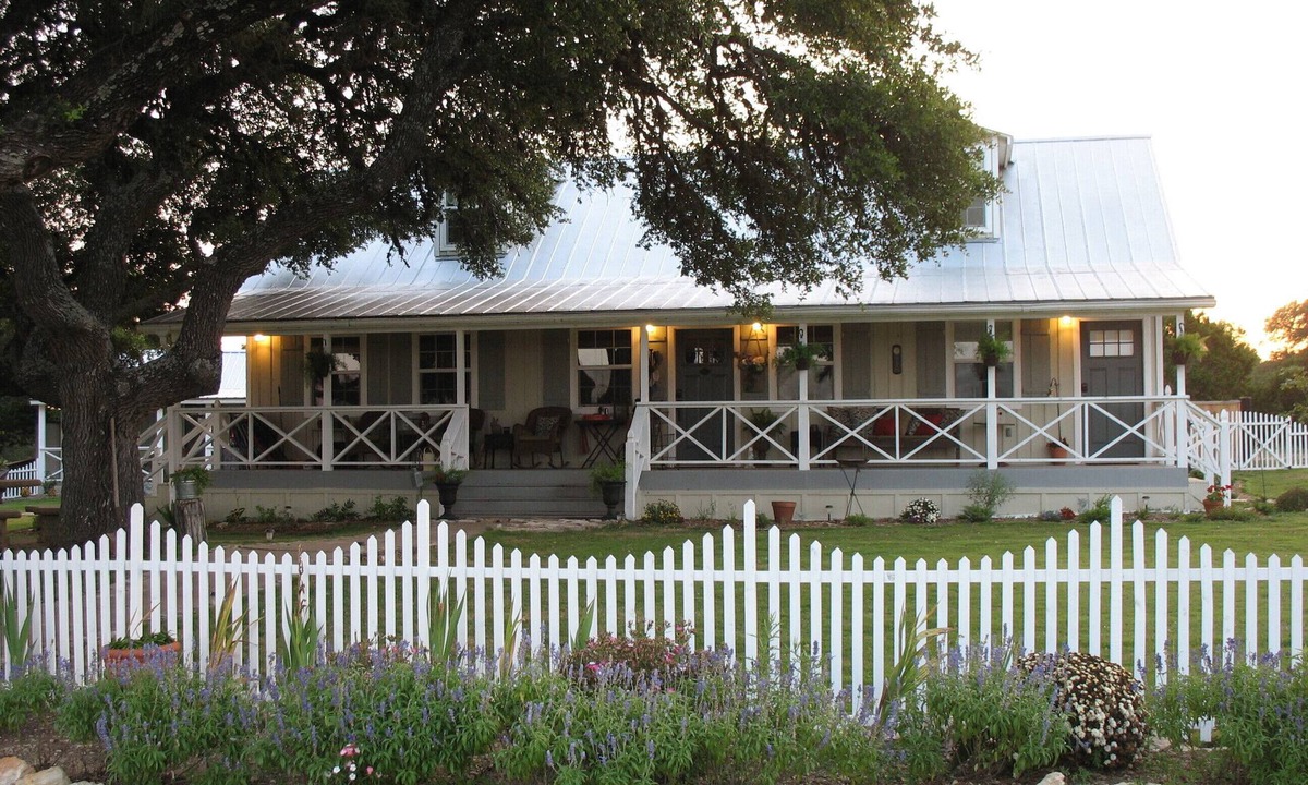 Dripping Springs House | Charming 4-BR/4 Bath Farmhouse on 40 beautiful acres in Dripping Springs, Tx