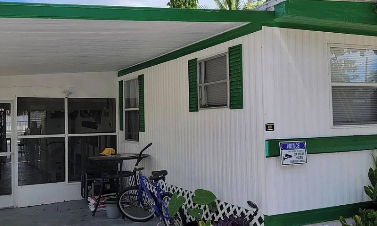Little Torch Key House | Charming 46 ft lg canel ft 2-bed in delightful Little Torch Key with RV hook up.
