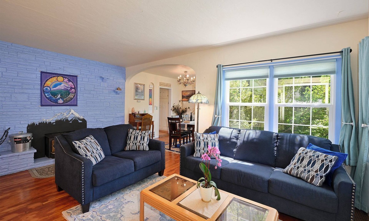 Mount Shasta House | Charming 4BR Home in a Great Downtown Location