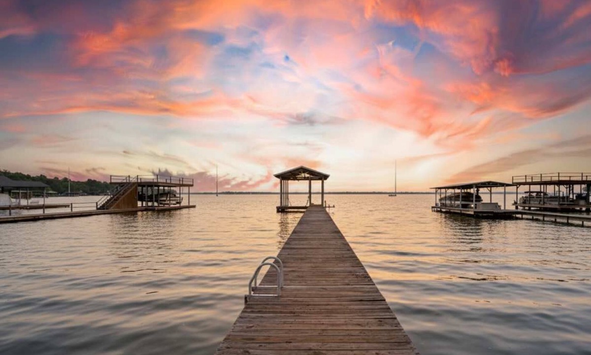 Tool House | Charming 4BR Lakefront Getaway