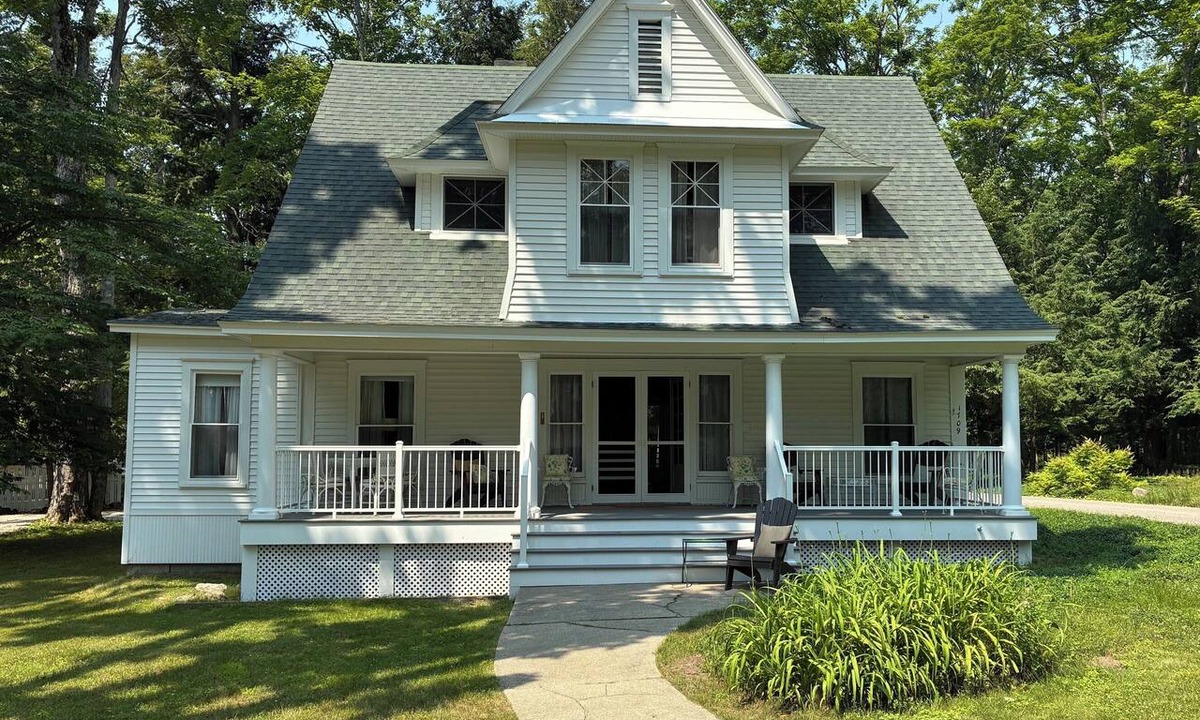Roaring Brook Cottage | Charming 5-bedroom Roaring Brook cottage in Harbor Springs with beach access.