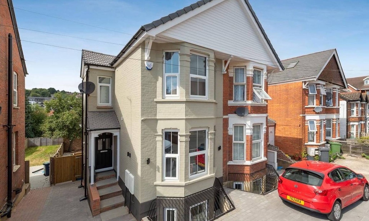 High Wycombe House | Charming 5 Bedroom Home in High Wycombe Perfect for Families