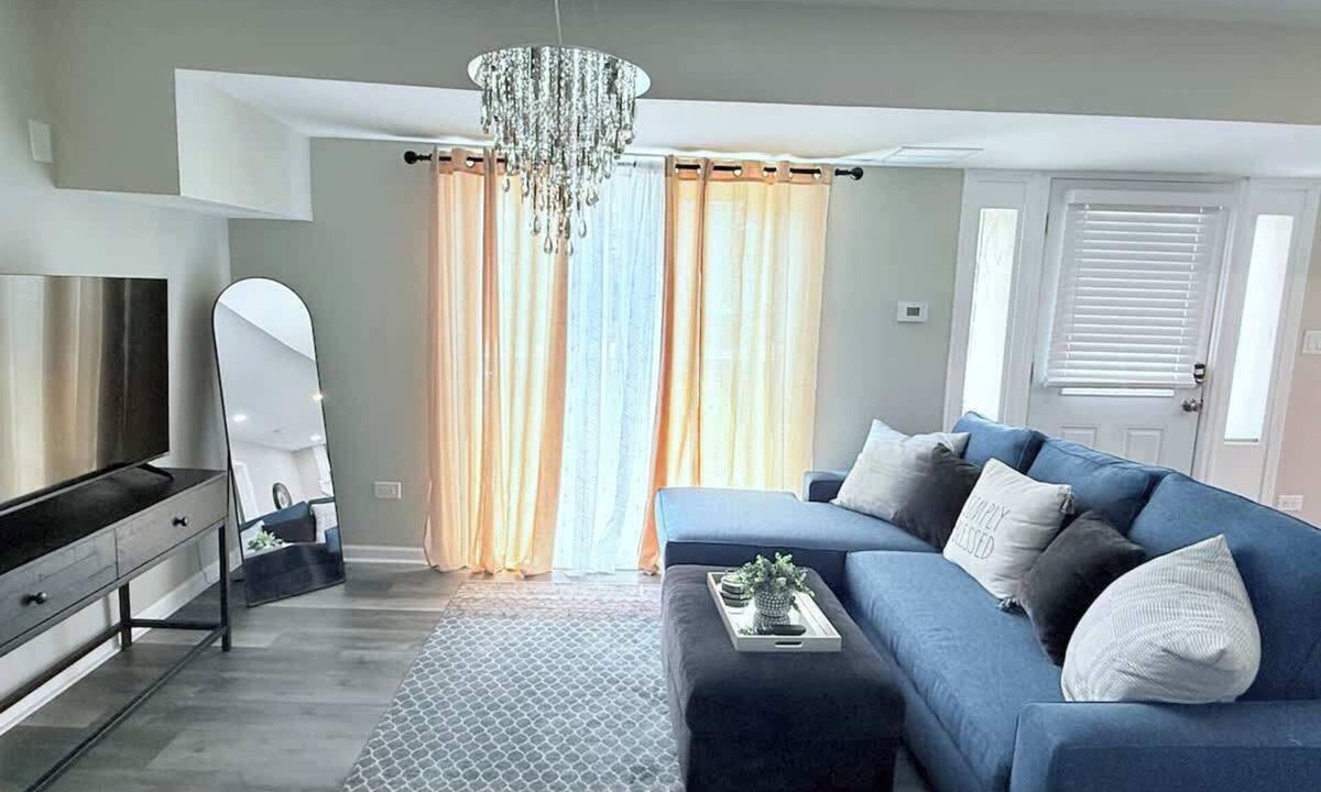 Franklin Park House | Charming 5BD 2BA with spacious yard near O'hare