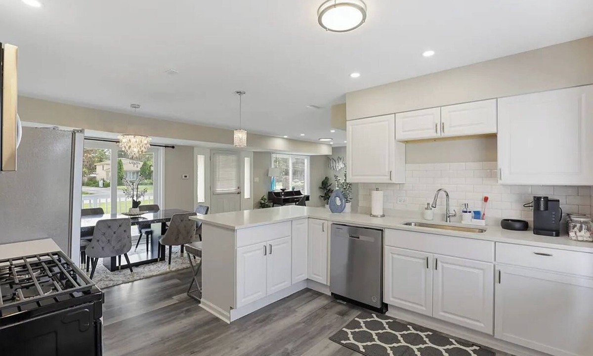 Franklin Park House | Charming 5BD 2BA with spacious yard near O'hare