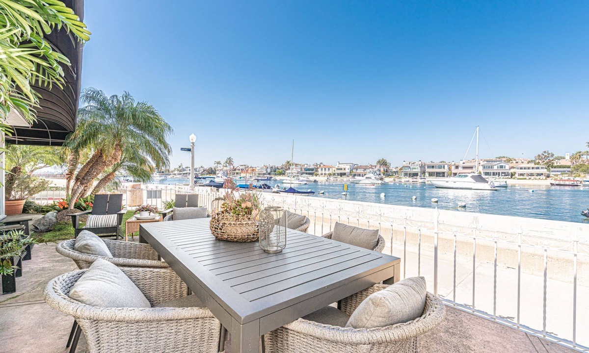 Balboa Island House | Charming 5BR Mid-Century Bayfront Retreat with Floor-to-Ceiling Windows!