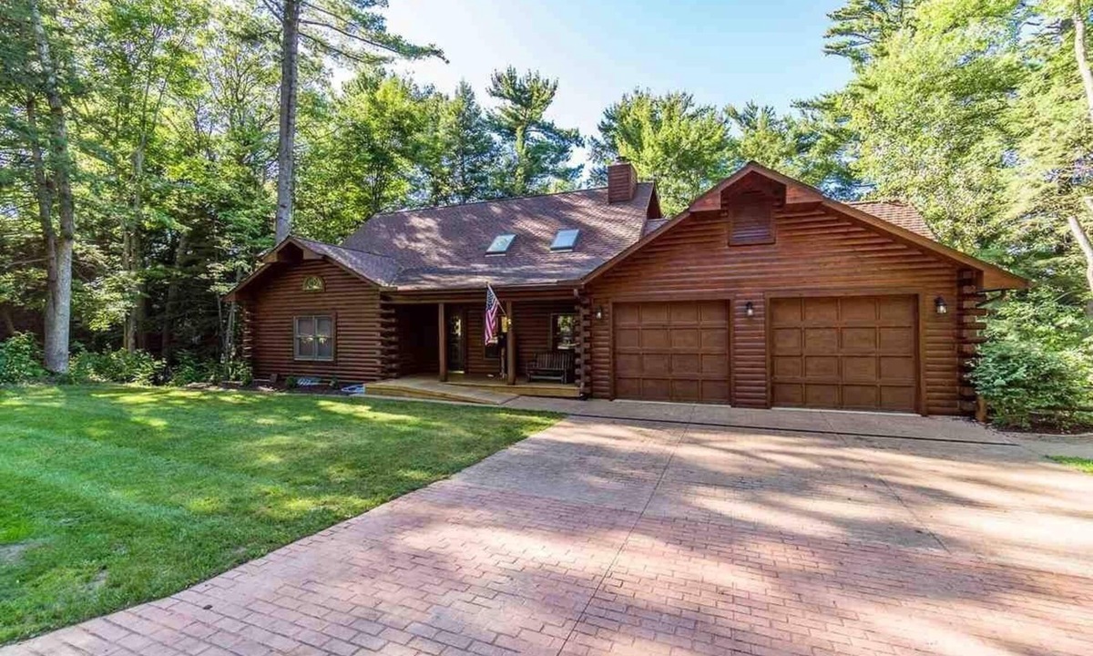 Lake Delton Cabin | Charming 7-bedroom lodge with AC, WiFi in awesome Lake Delton Wisconsin Dells