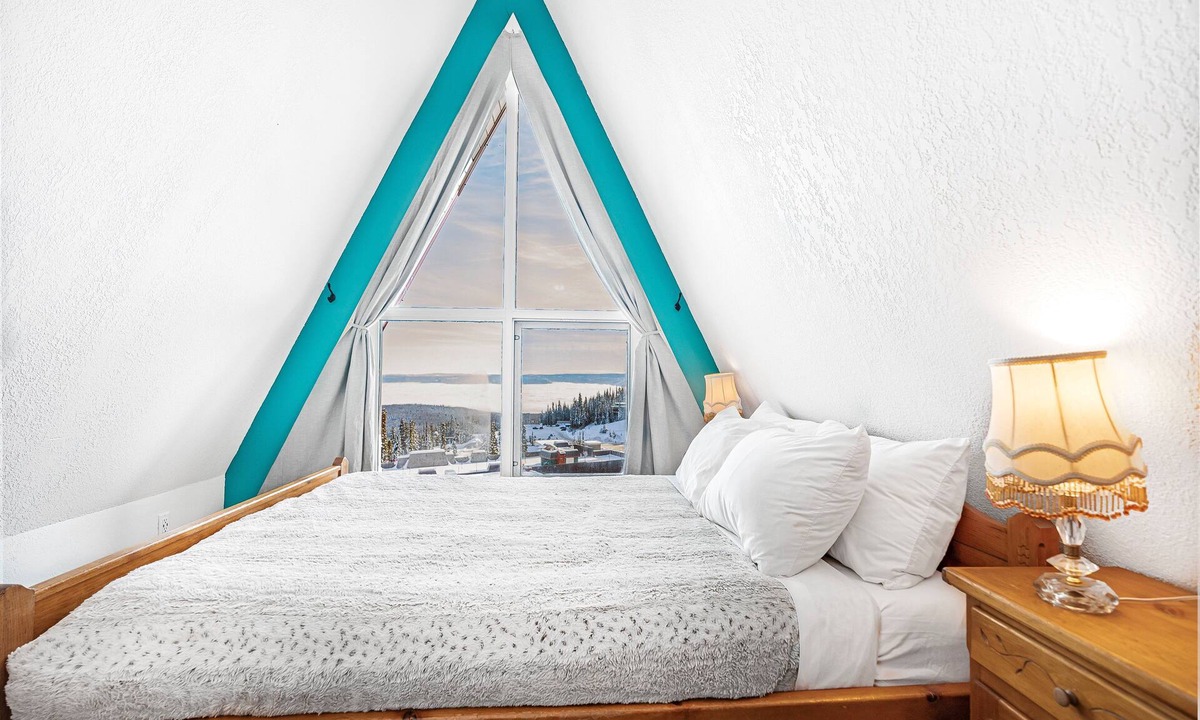 Silver Star Mountain Hotel | Charming A-Frame Suite w/Hot Tub, Fireplace & Sleeps 8 – Ideal for Families & Small Groups