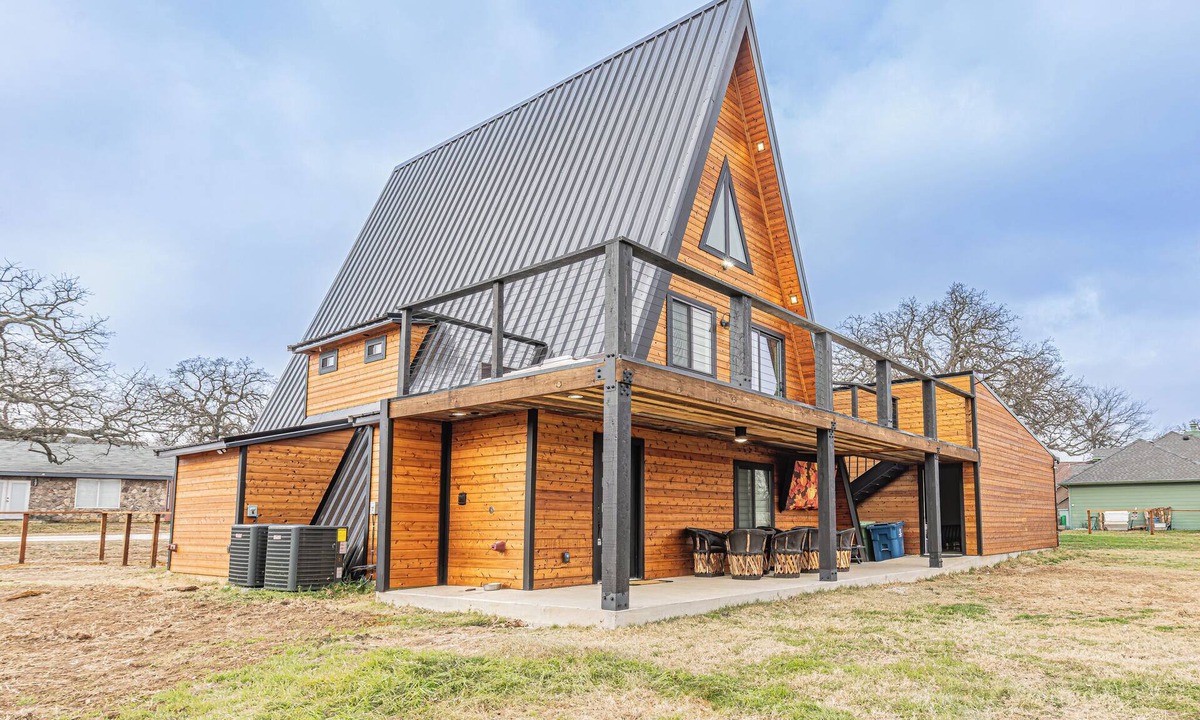 Oak Point Cabin | Charming A-Frame Cabin:Water View & Large Yard,13 miles to Universal Kids Resort