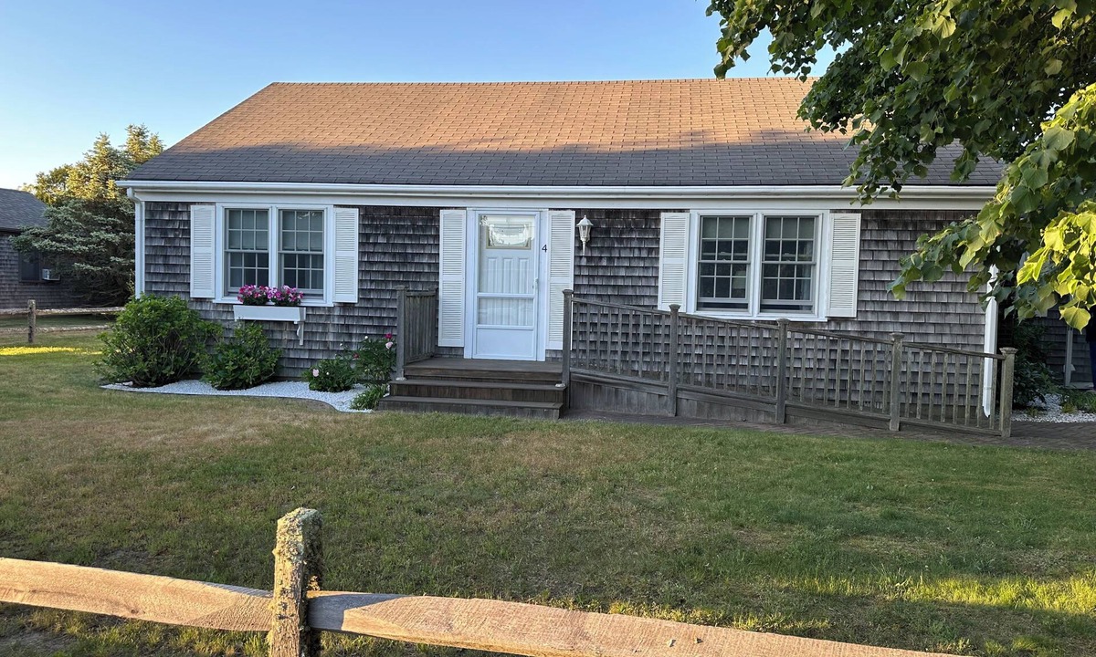 Nantucket Town House | Charming Accessible Ranch Home