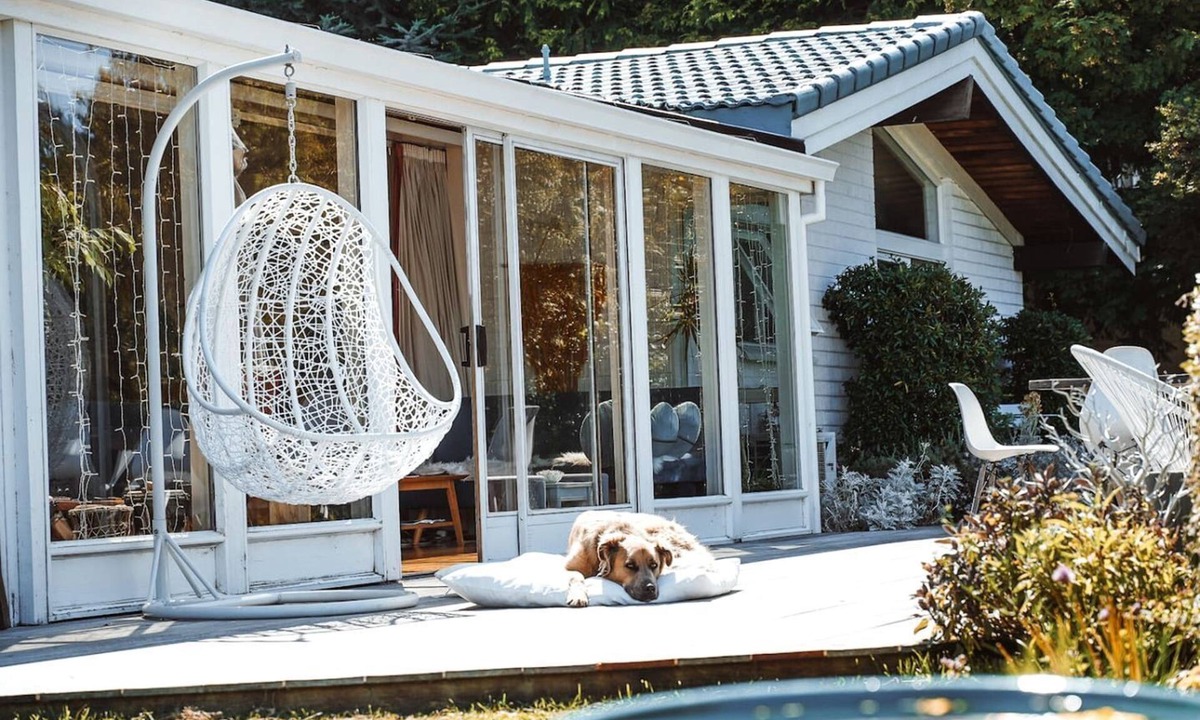Sunshine Bay Cottage | Charming Accommodation in Queenstown with Lake Wakatipu Views