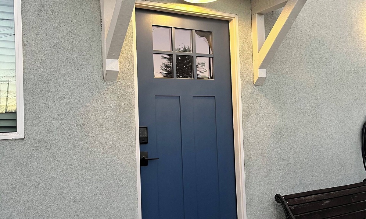 Lake Balboa House | Charming and modern 3-bed/3 bath house with all the amenities in Los Angeles.