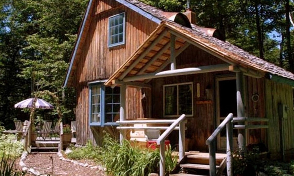 Harbor Springs Cabin | Charming and Secluded Log Cabin Rental on Small Farm near Lake Michigan