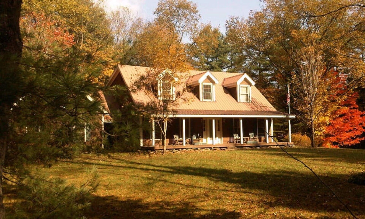 Londonderry House | Charming and Spacious Vermont farmhouse SPECIAL RATES FOR 30+ DAY RENTAL