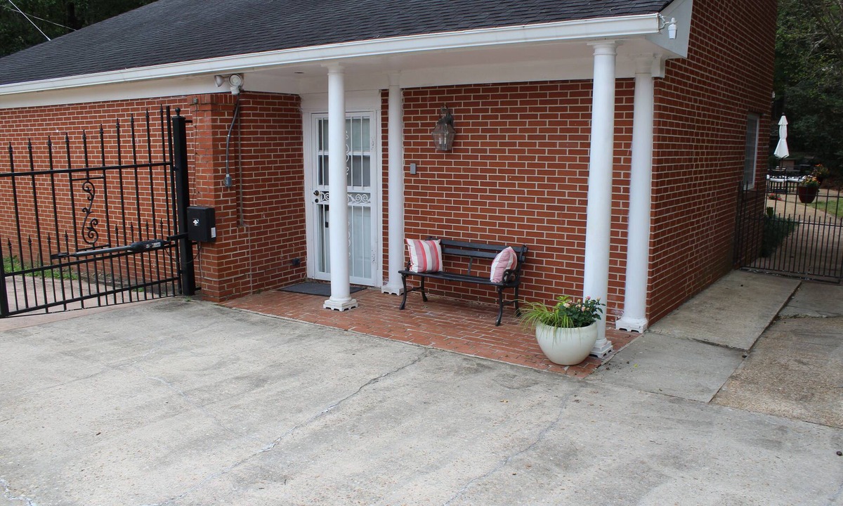 Manchester Cottage | Charming and spacious guesthouse in the lovely hills of Manchester, Georgia.