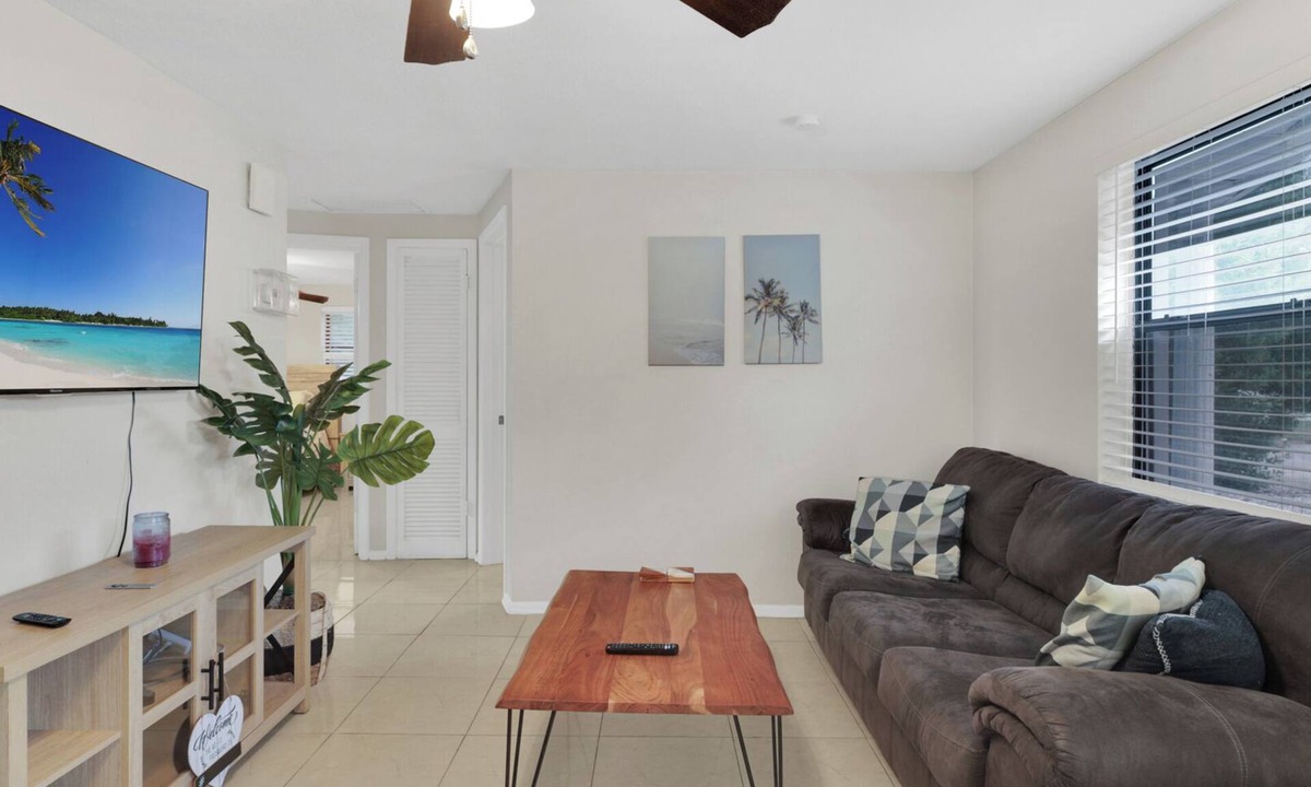 Holiday House | Charming and Spacious 4-bedroom House Near Beaches