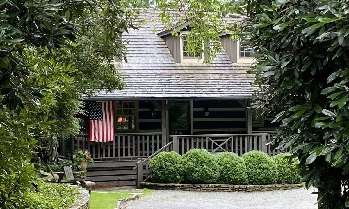 Highlands Cabin | Charming and Unique Log Cabin with Beautiful Garden Setting
