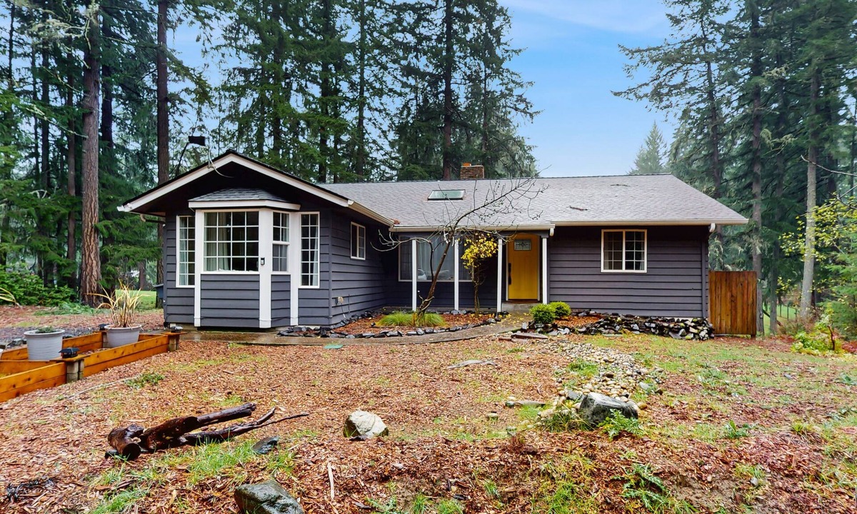 Anderson Island House | Charming Anderson Island home with fireplace, deck, family-friendly amenities