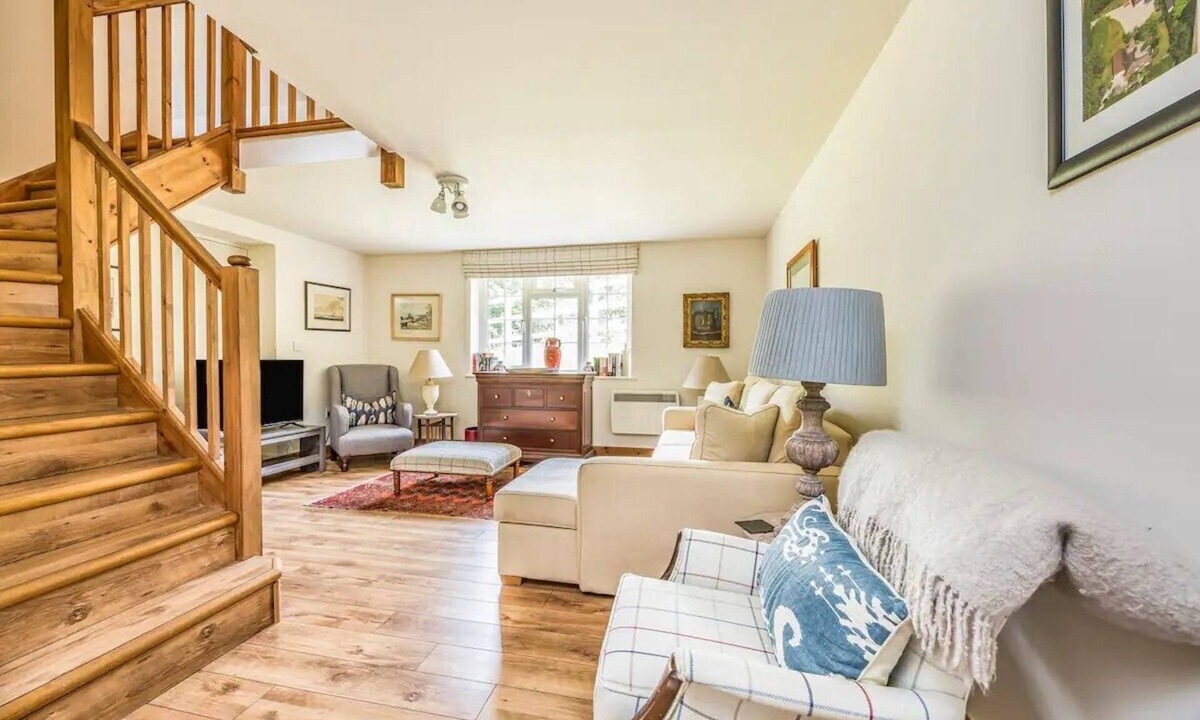 West Lavington House | Charming Annexe Lodge with Parking - Pass The Keys