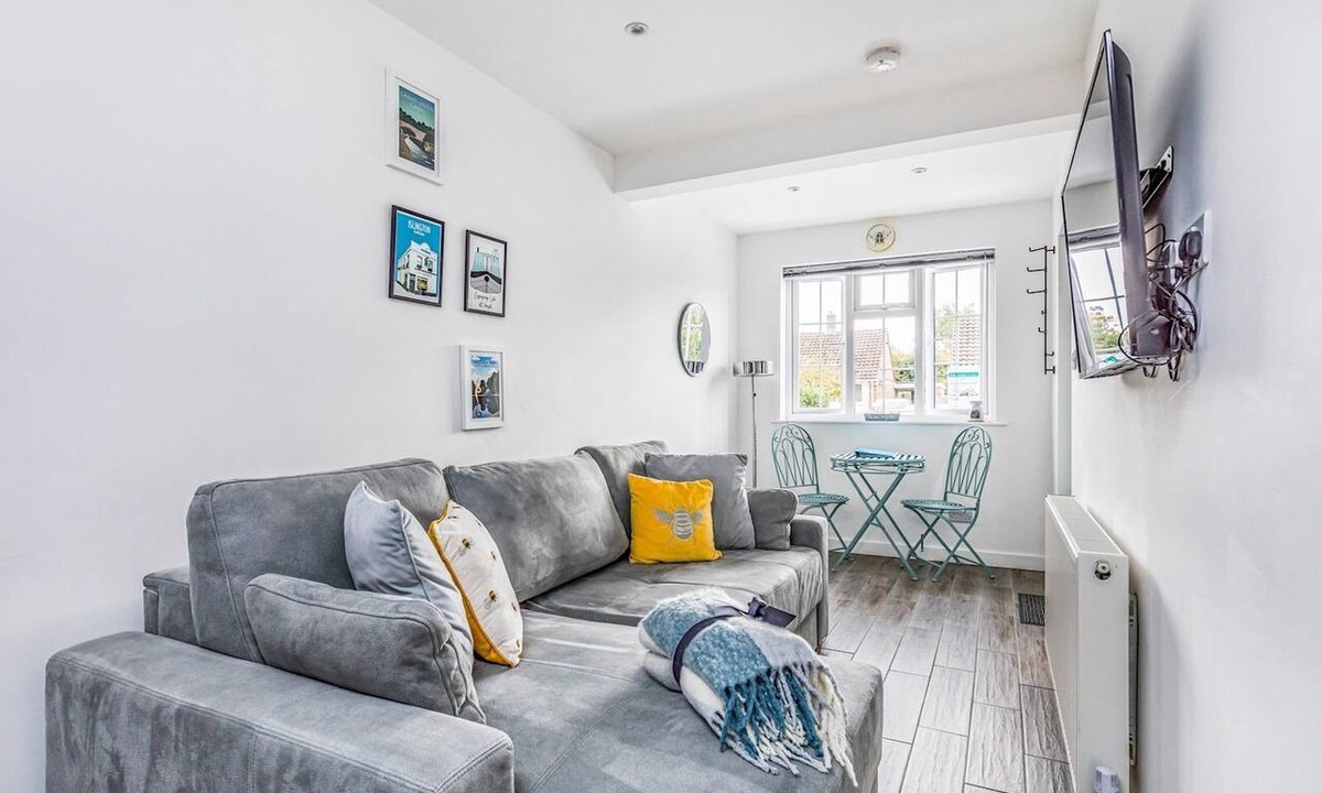 Fishbourne Apartment | Charming Annexe w Garden Parking - Pass The Keys