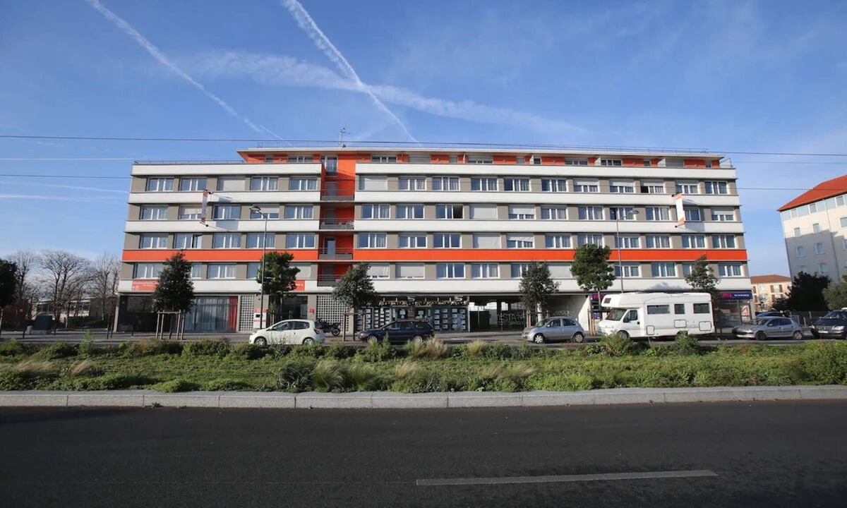 Chevilly-Larue Hotel | Charming Apartment w/Kitchenette Steps from Vibrant Market & Metro