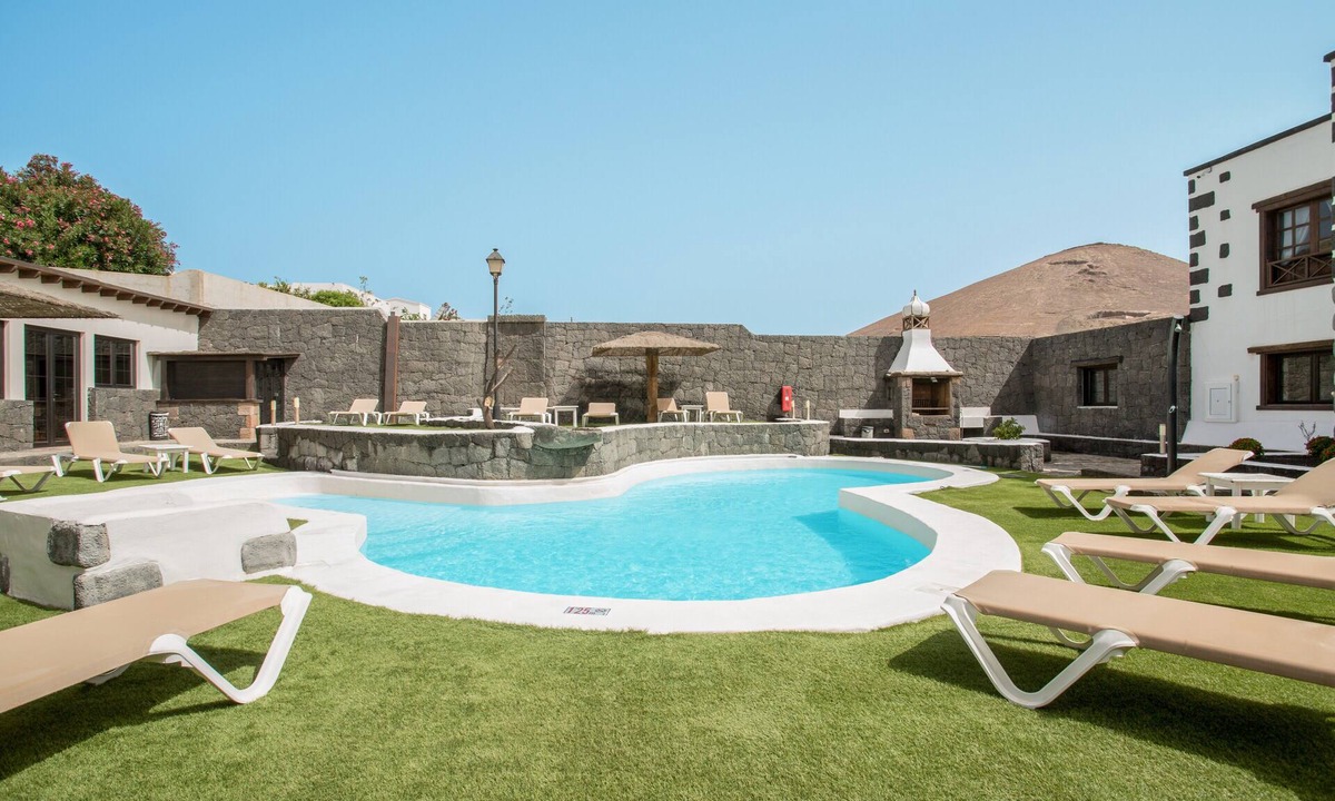 La Asomada Apartment | Charming Apartment "7" with Terrace, Community Pool & Wi-Fi