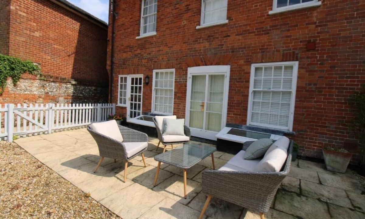 Basingstoke Apartment | Charming apartment with courtyard garden