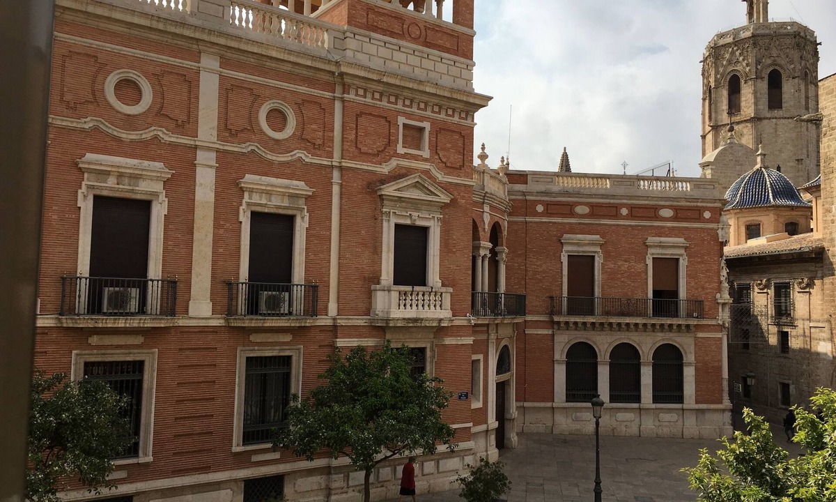Sant Francesc Apartment | Charming apartment in the center of Valencia with views of the Cathedral.