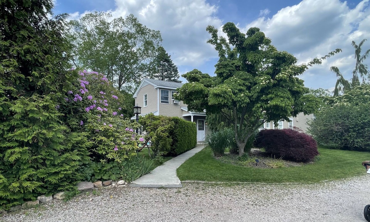 Branford Center Apartment | Charming Apartment on the Same Block as Beach
