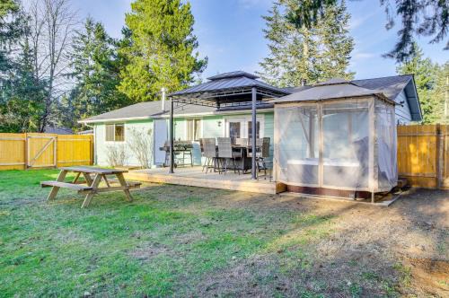 Arlington House | Charming Arlington Home w/Hot Tub & Fenced Yard!