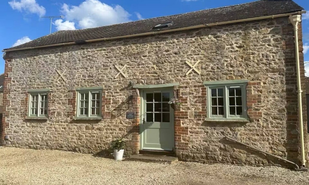 Quenington Cottage | Charming atmospheric Cotswold Cottage