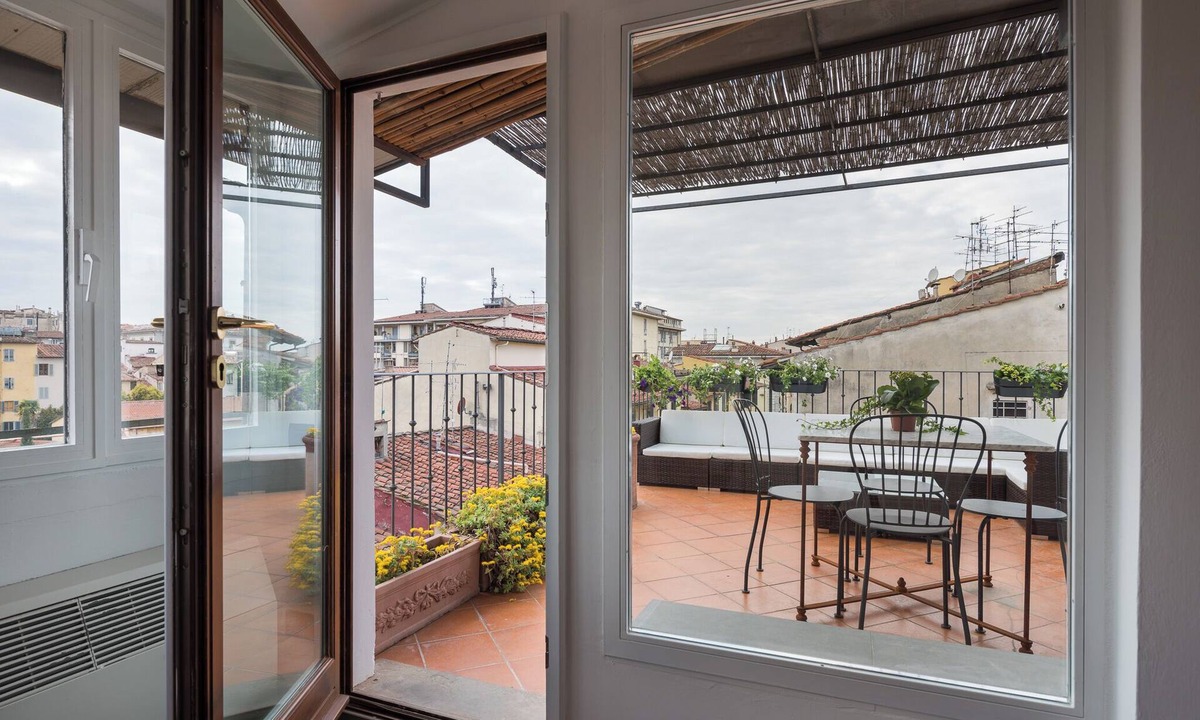Santa Maria Novella Apartment | CHARMING ATTIC NICHE