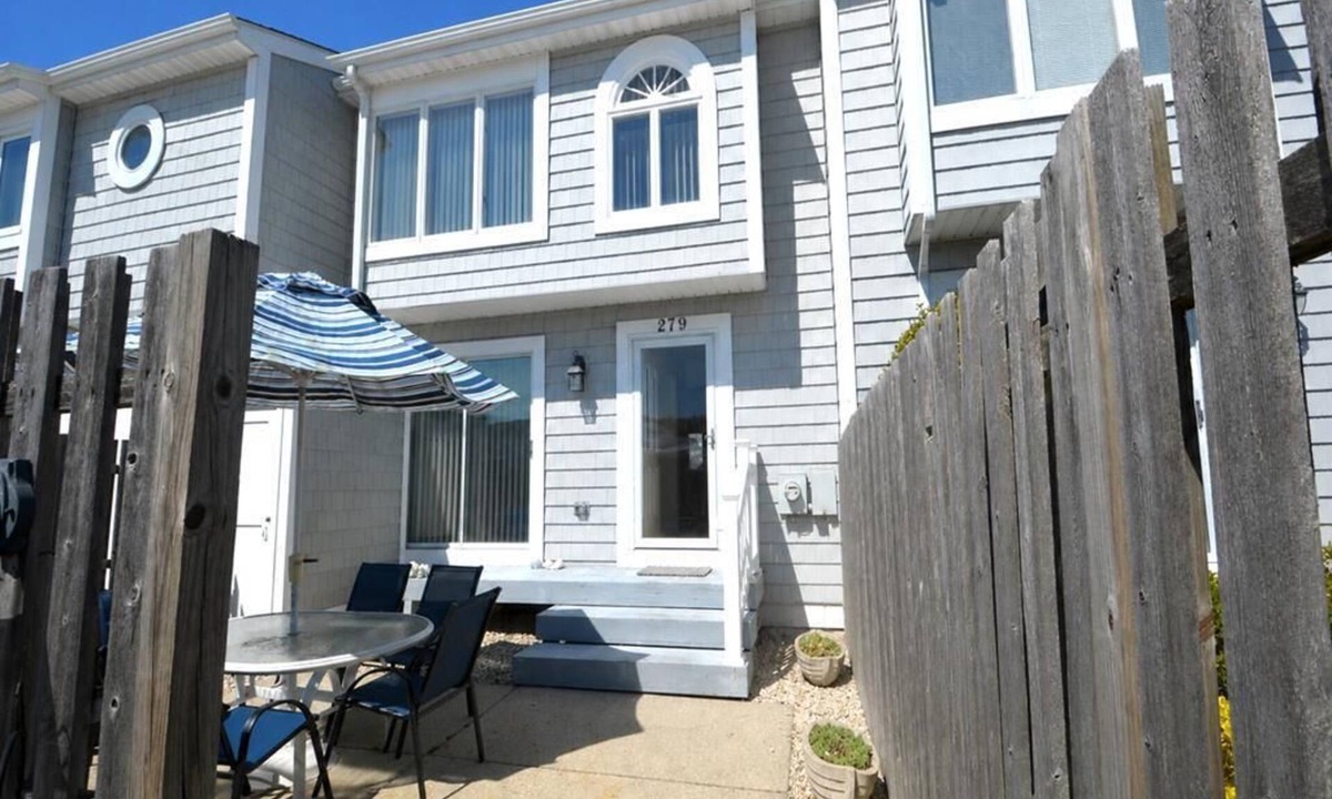 Avalon House | Charming Avalon Townhome with great outdoor living space, convenient to town center, tennis/pickleball courts, and a few short blocks to great beaches.