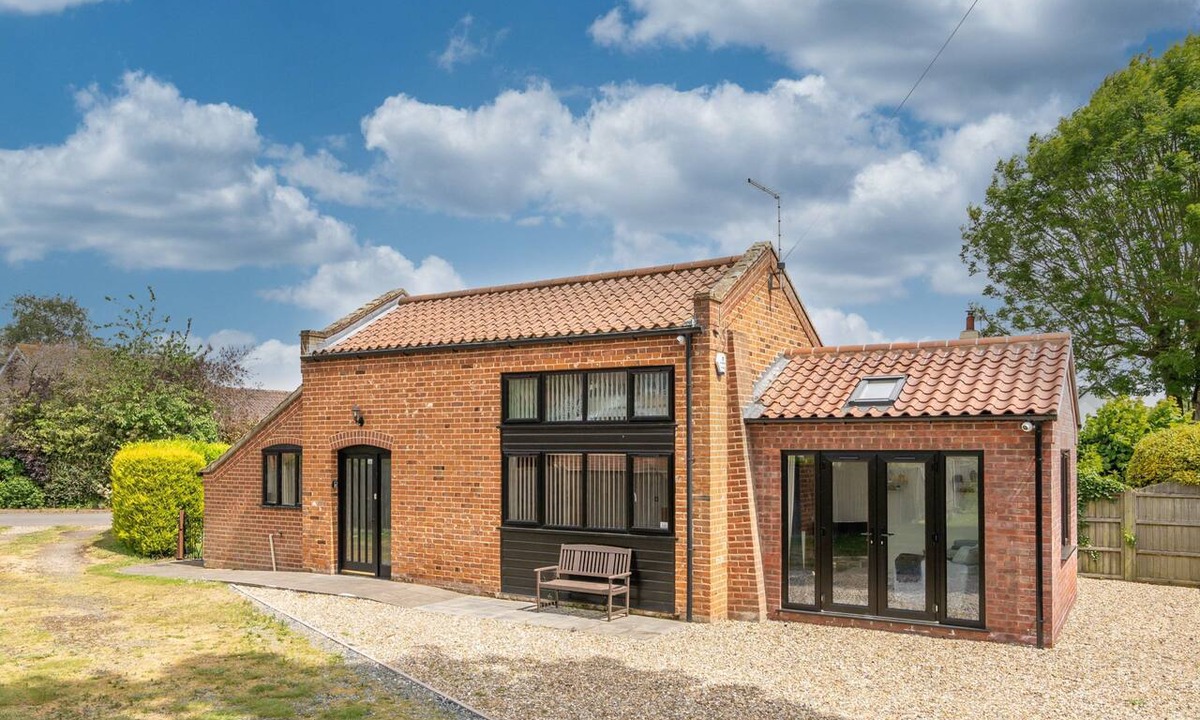 Irstead Apartment | Charming barn conversion with garden, 2 dogs welcome, near beaches