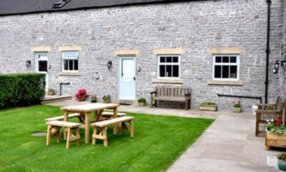 Hurdlow Cottage | Charming barn Conversion with 2 Bedrooms in beautiful Peak District countryside. Sleeps 4.