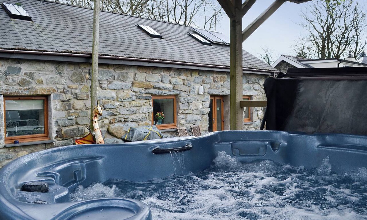 Criccieth Cottage | Charming barn conversion with hot tub and walks from the door.