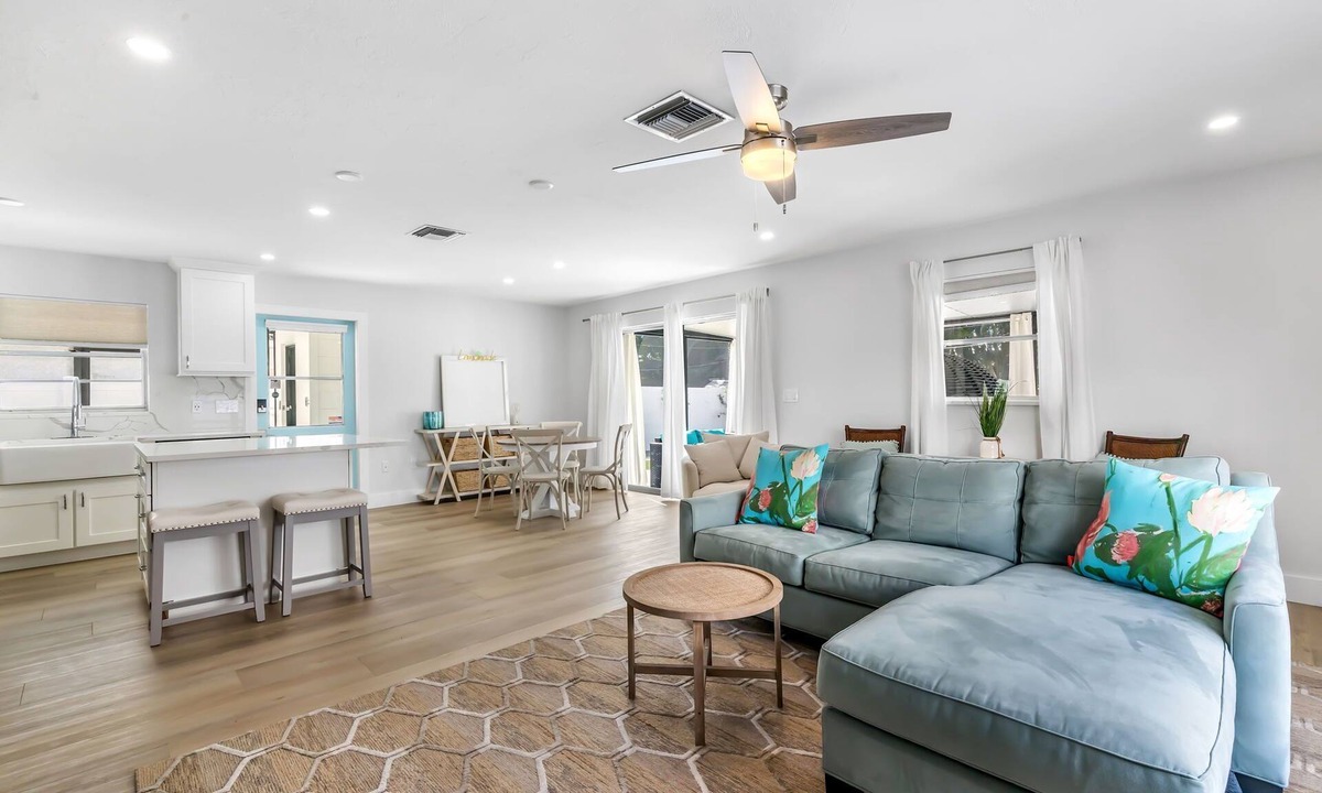 Naples Park House | Charming Beach Bungalow, Perfect for all!