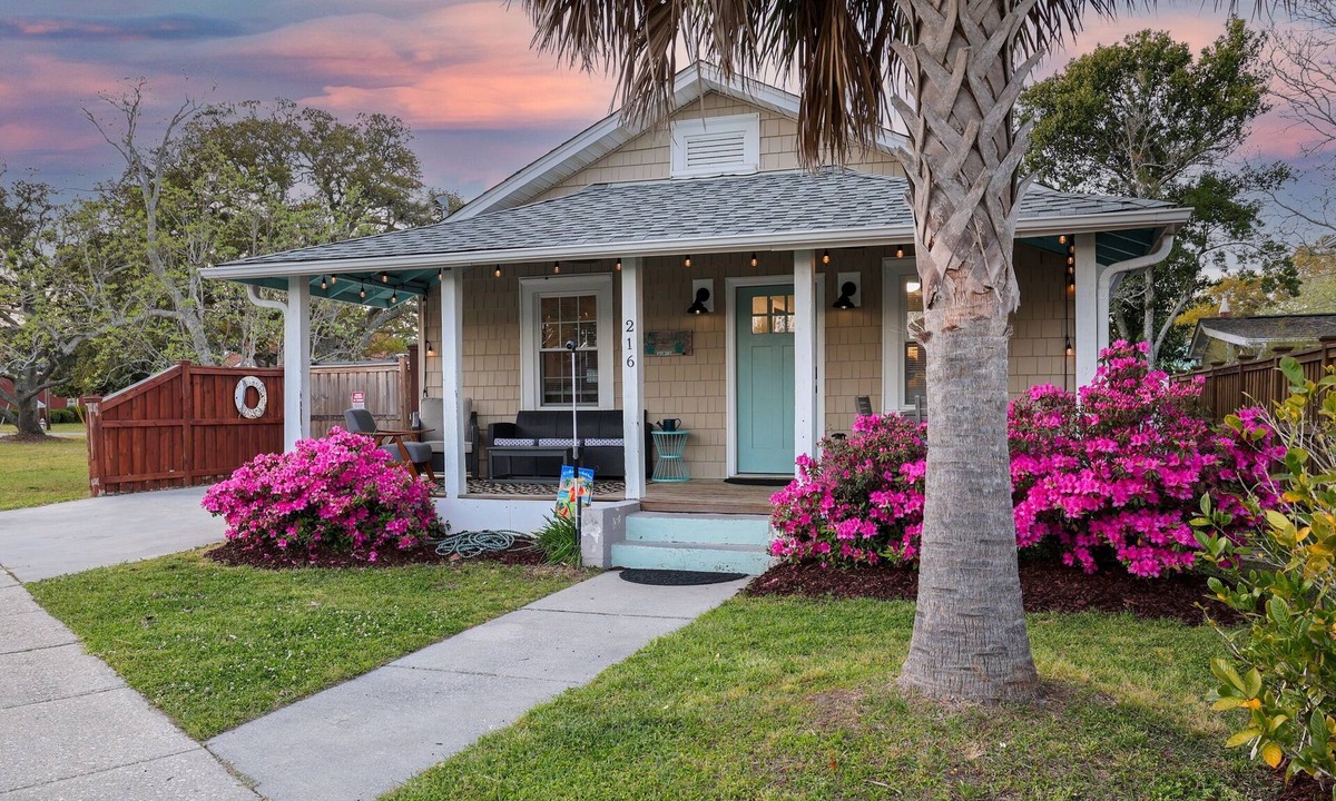 North Carolina Coast Cottage | Charming Beach Cottage-1 block to beach/boardwalk