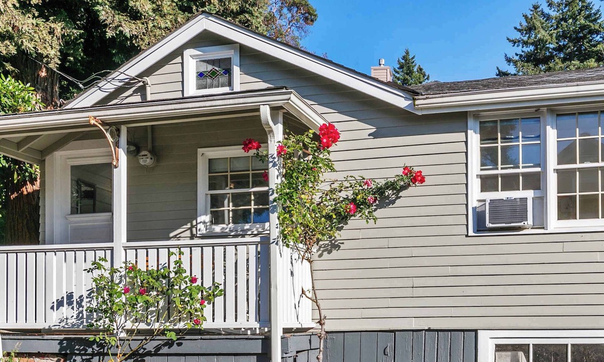 Richmond Beach House | Charming Beach Cottage w/Ocean Views & Sauna!