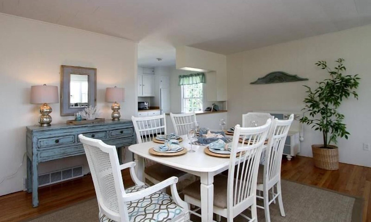 Brewster House | Charming Beach Cottage - Walk To Beach