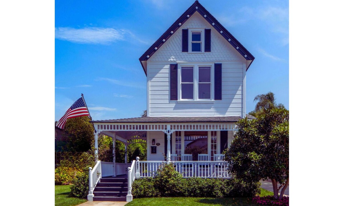 Coronado Cottage | Charming Beach Cottage 1 BK to beach and town
