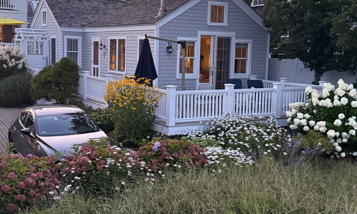 Provincetown Cottage | Charming Beachfront 1 Bedroom, 1 Bath Cottage – Near West End. Stunning Views!