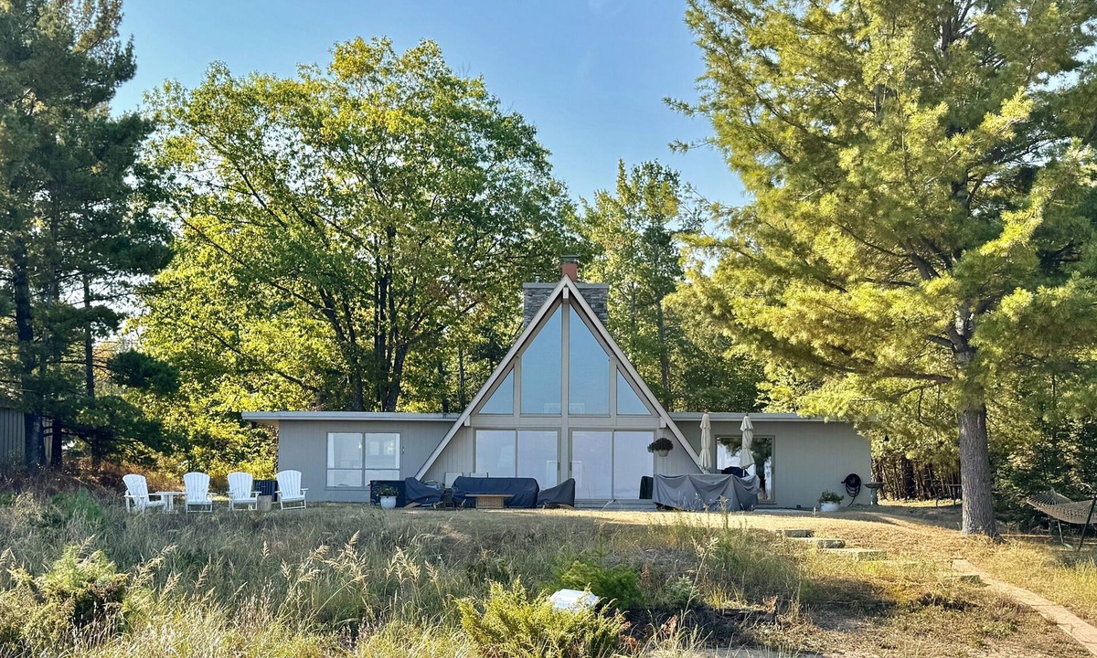 Glen Arbor House | Charming Beachwalk Cottage on Lake Michigan